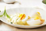Geraspelter Apfel und gehackter Estragon bringen eine schöne Frische in die klassische Mayonnaise. Mit gekochtem Ei dazu eine schlichte Köstlichkeit. Zum Rezept: Apfel-Estragon-Mayonnaise zu Ei