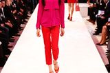 Dreiviertelhose von Longchamp, pinkfarbene Bluse von Sarar. Brille: Andy Wolf. Schuhe: Eva Turner.