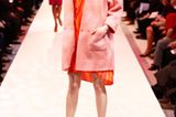 Tolle Kombi: rosafarbener Mantel von Ganni, orangerotes Kleid von Cinque. Schuhe: Stuart Weitzman.