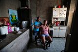 Raimunda Eliandra Alves (45) mit ihrer Tochter Ana Paula (10) in ihrem Zuhause im Pavao-Pavaozinho-Slum in Rio de Janeiro. Raimunda arbeitet als Kassiererin in einem Supermarkt, als Kind wollte sie Mathematiklehrerin werden. Mutter und Tochter wünschen sich, dass Ana Paula später einmal Tierärztin werden kann.