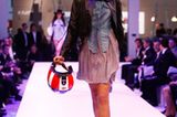 Kleid: Silvian Heach. Lederjacke: Denham. Boots: HTC. Helm und Brille: 24helmets.de.