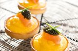 Mini-Tartelettes mit cremigem Rührei und Kaviar