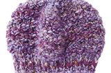 Die gelingen auch Anfängerinnen: glatt rechts gestrickte Mützen mit breitem Bündchen, für die man nicht länger als einen Abend braucht, weil das Garn so schön dick ist. Und da Stricken ja bekanntlich süchtig macht, haben Sie am Ende der Woche wahrscheinlich auch noch die passenden Handschuhe dazu . . .  Zur Strickanleitung: Mütze im Perlmuster stricken