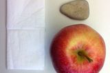 Taschentuch, Stein, Apfel