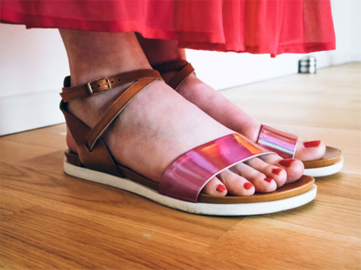 Auch wenn Julia kein Problem mit High-Heels hat, bei diesem Look wären sie zu viel. Entspannte Sandalen mit coolem Holo-Effekt passen viel besser zu einem Spaziergang unter griechischer Sonne.