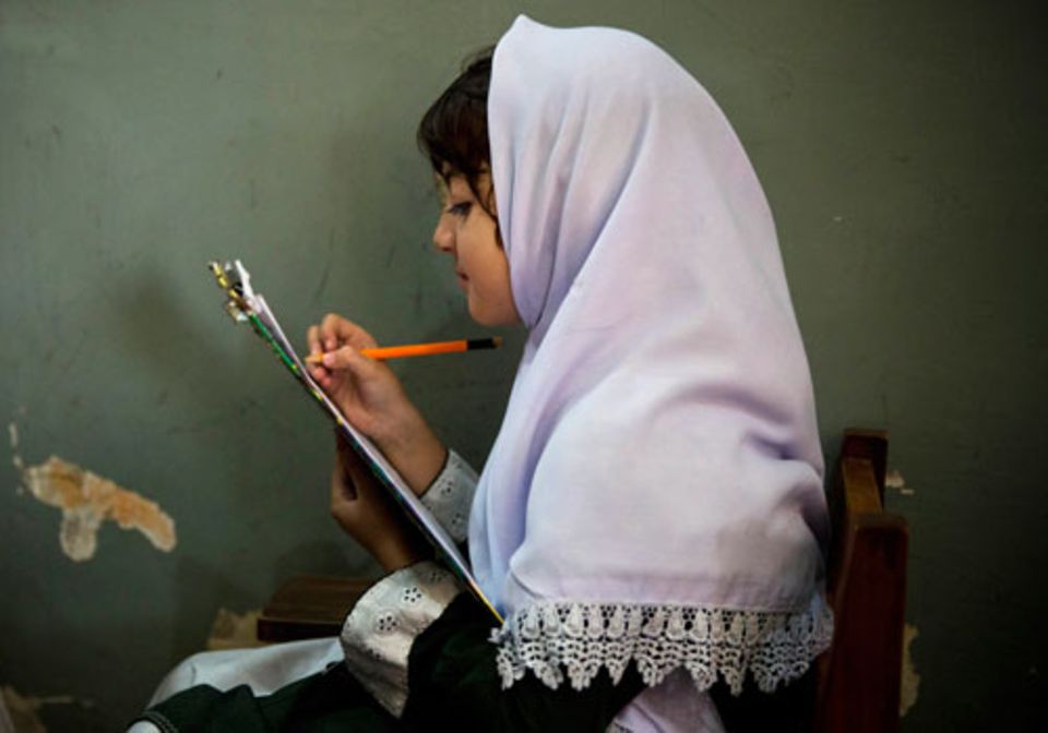 Eine junge Pakistani beim Lernen in ihrer Schule in Mingora.