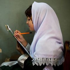 Eine junge Pakistani beim Lernen in ihrer Schule in Mingora.