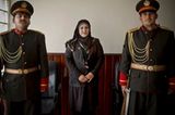 Die afghanische Abgeordnete Toorpekai Patman posiert im Parlament in Kabul.