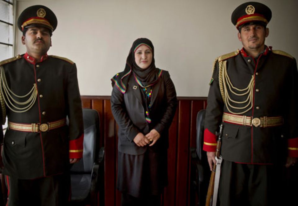 Die afghanische Abgeordnete Toorpekai Patman posiert im Parlament in Kabul.