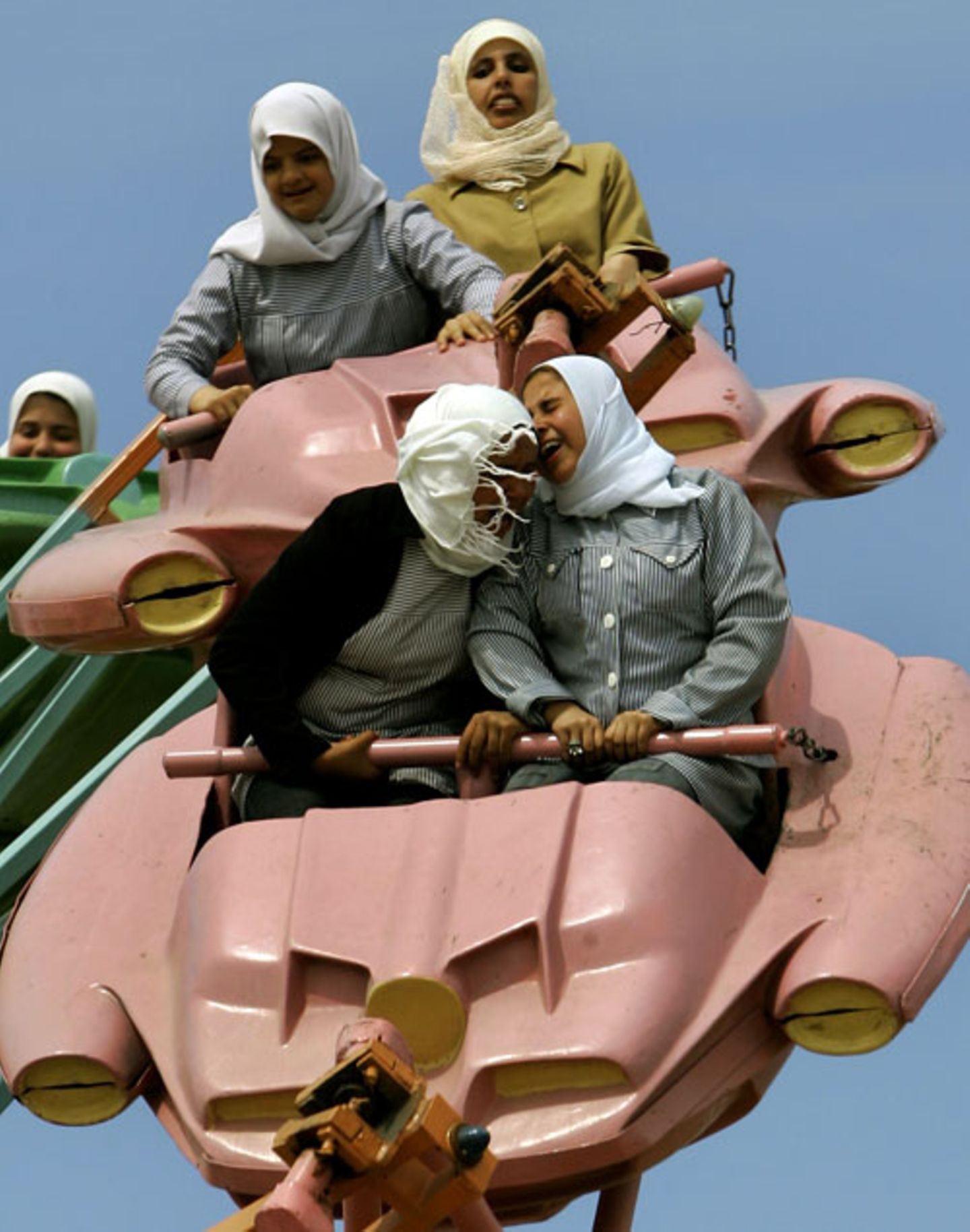 Palästinensische Frauen im Vergnügungspark nahe Gaza.