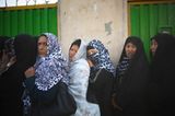 Afghanische Frauen stehen Schlange, um ihre Wahlkarten für die Präsidentschaftswahl abzuholen.