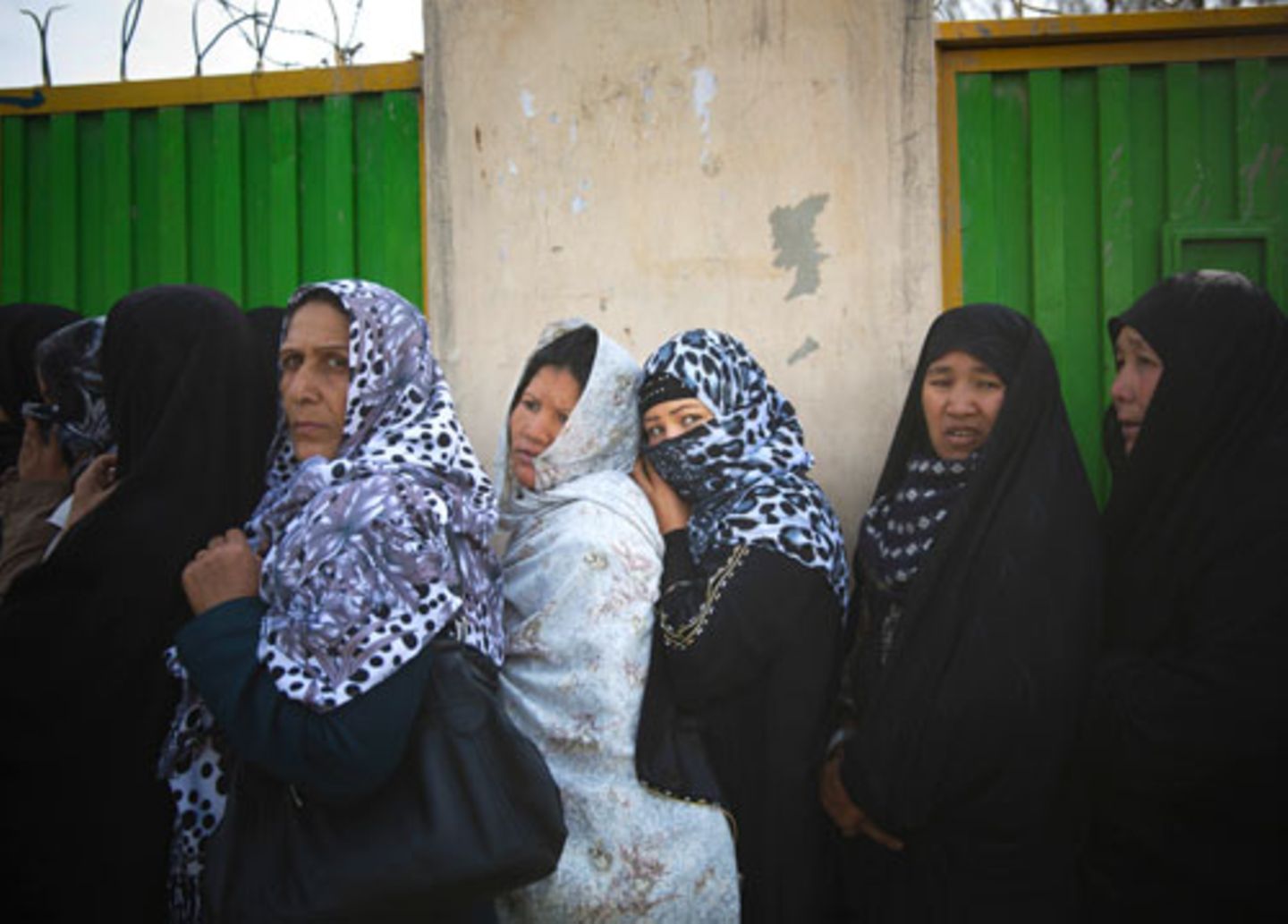 Afghanische Frauen stehen Schlange, um ihre Wahlkarten für die Präsidentschaftswahl abzuholen.