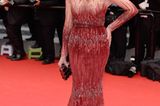 Jane Fonda in ebenfalls weinroter Elie Saab Couture auf den roten Teppich an die Côte d'Azur.