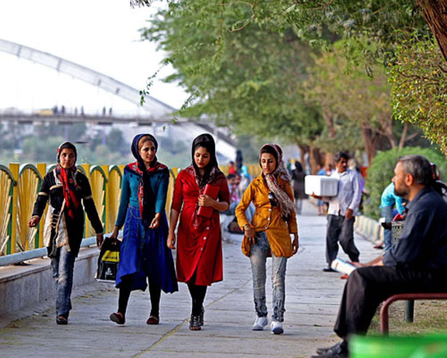 Iran: Frauen dürfen das Kopftuch abnehmen