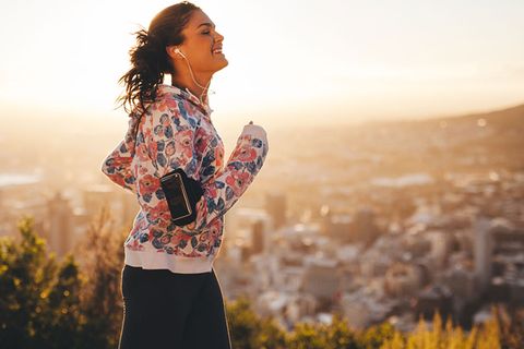 Beim Sport gut aussehen: Frau beim Joggen