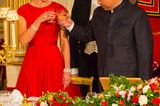 Majestätisch: Beim Staatsbankett mit dem chinesischen Präsidenten XI Jinping im Buckingham Palast, geriet Kates rote Traumrobe von Jenny Packham fast in den Hintergrund. Volle Aufmerksamkeit bekam bei diesem Aftritt dagegen ihre königlichen Tiara.