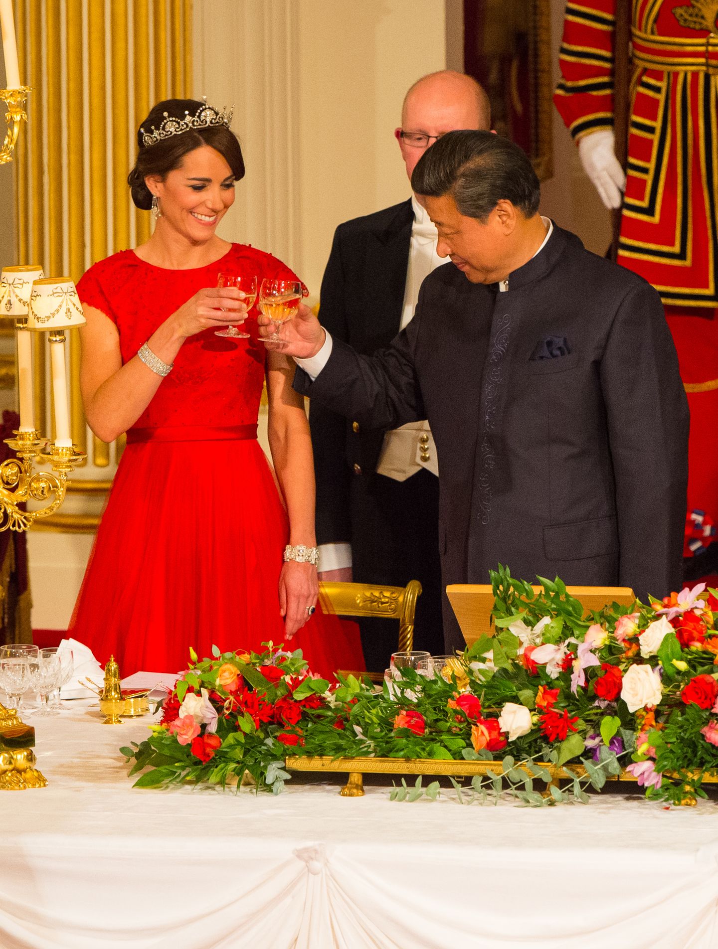 Majestätisch: Beim Staatsbankett mit dem chinesischen Präsidenten XI Jinping im Buckingham Palast, geriet Kates rote Traumrobe von Jenny Packham fast in den Hintergrund. Volle Aufmerksamkeit bekam bei diesem Aftritt dagegen ihre königlichen Tiara.