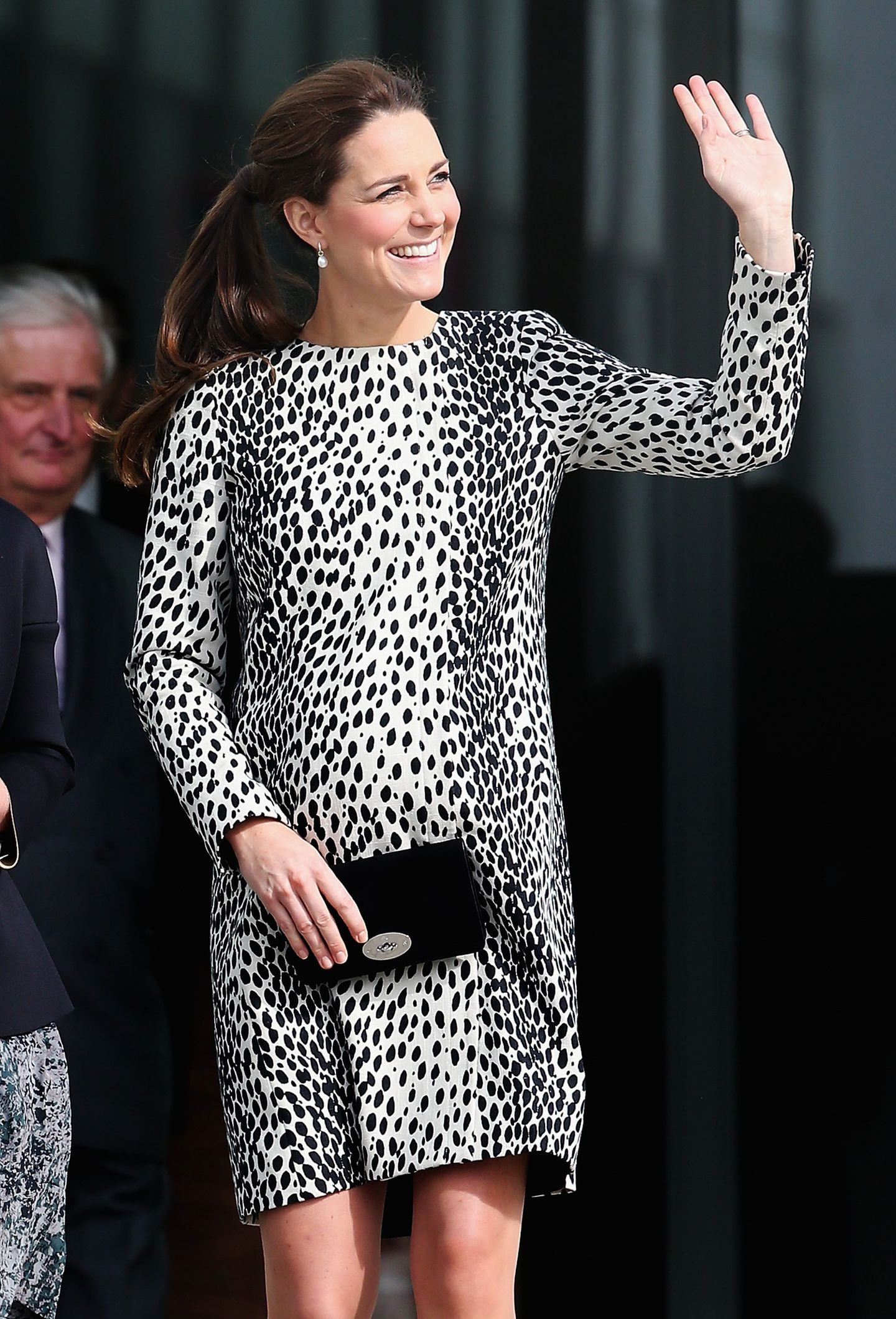 Da war sie noch im 7. Monat schwanger: Kate Middleton bei einem öffentlichen Termin im Dalmatiner-Kleid des Labels 'Hobbs'. Zwar stand ihr das Kleid sehr gut, dennoch wurde der Look noch wochenlang als "ungewöhnlich" und "riskant" betitelt. Zum ersten Mal trug sie den schönen Stoff allerdings nicht - bereits in ihrer ersten Schwangerschaft, konnte man das Kleid zur Schiffstaufe der "Royal Princess" begutachten.