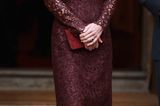 Noch ein Kleid das für Diskussionen sorgte: Dieses figurbetonte Exemplar aus feinster Spitze, stammt von den Designern 'Dolce & Gabbana'. Herzogin Catherine trug es beim Empfang des chinesischen Präsidenten in London und bekam damit von vielen Medien den Stempel "zu sexy" verpasst.