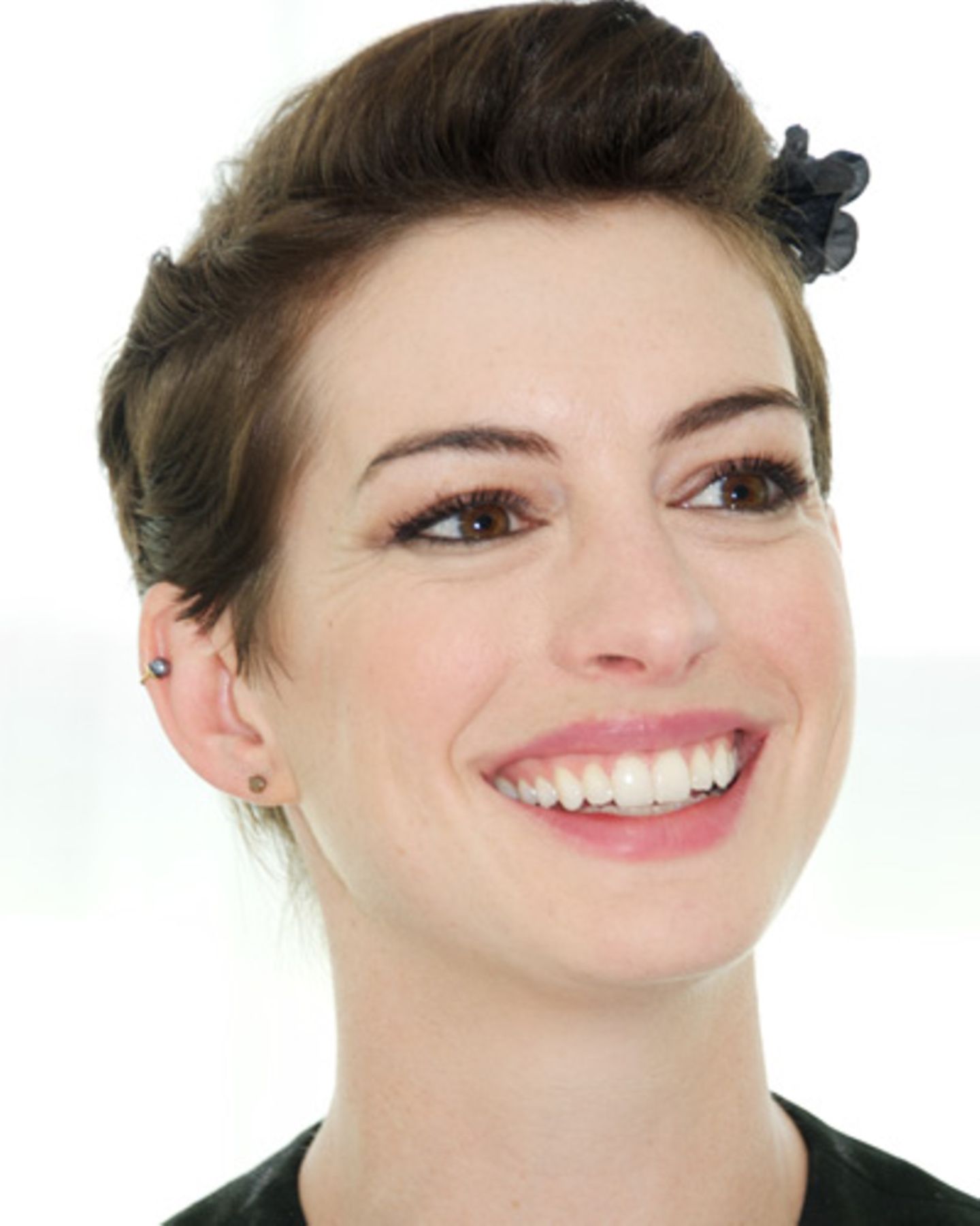 Anne Hathaway mit kurzen Haaren