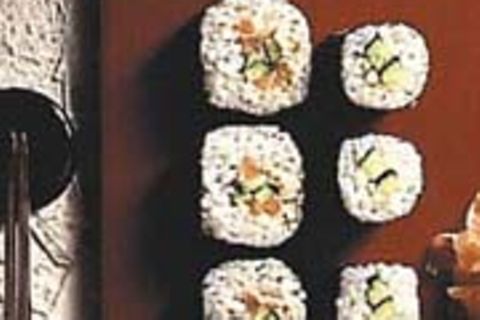 Sushi mit Lachs und Gurke