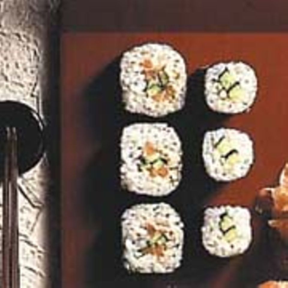 Sushi mit Lachs und Gurke