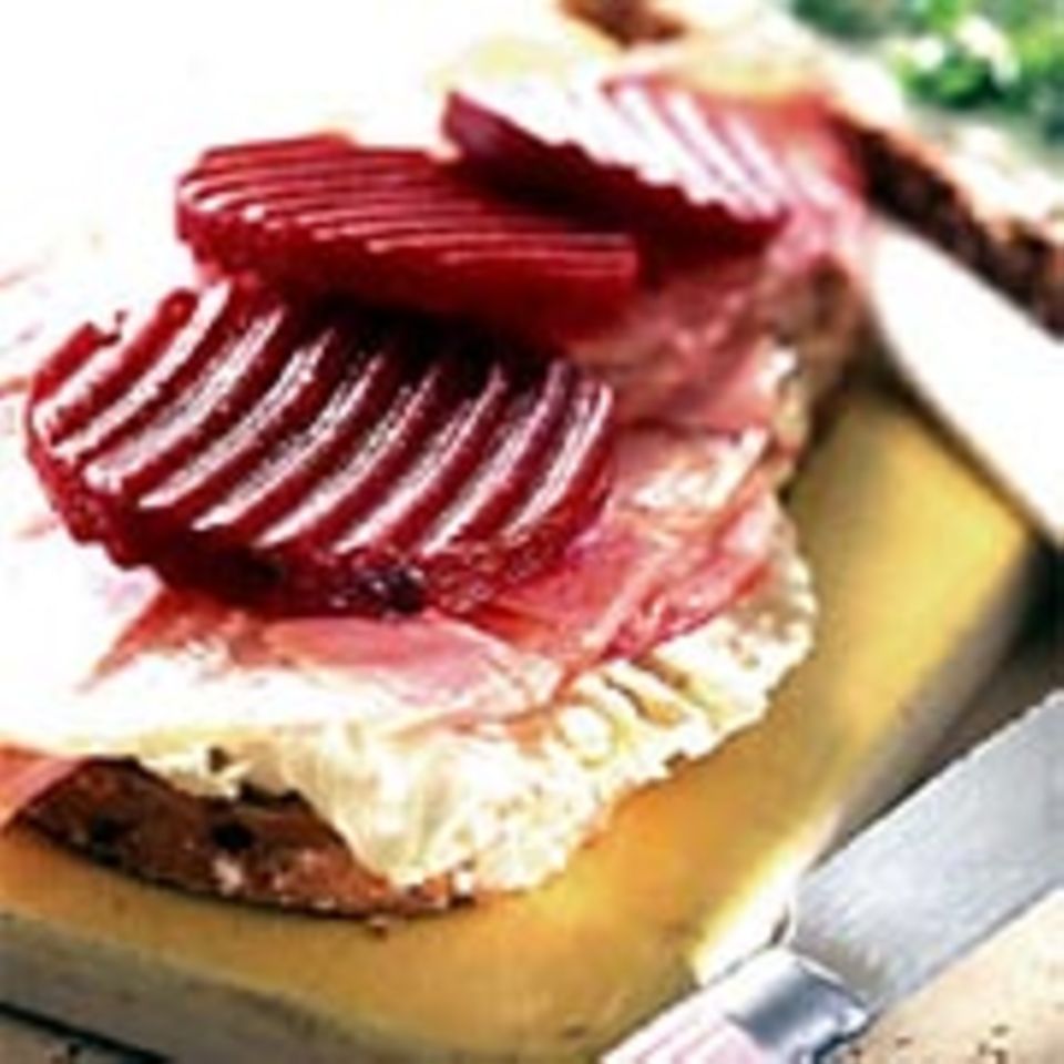 Sandwich mit Schinkensülze und roter Bete