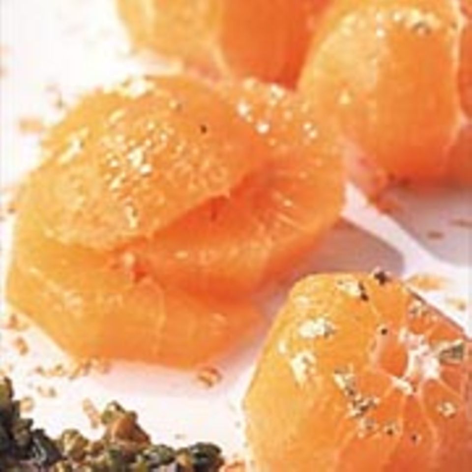 Mandarinensalat mit Pistazienkrokant und Danziger Goldwasser | BRIGITTE.de