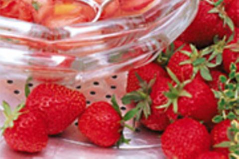 Erdbeer-Kaltschale mit Zitronenthymian
