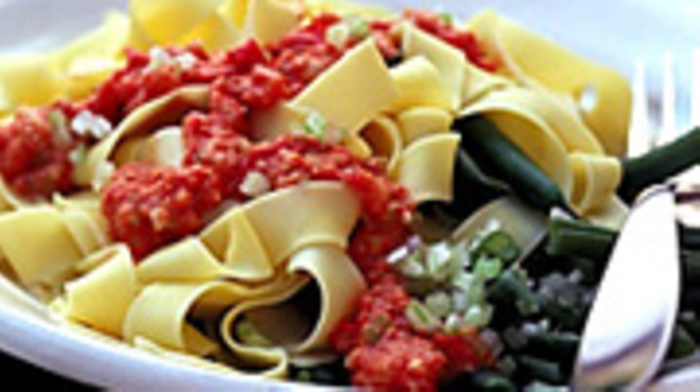 Bandnudeln mit Bohnen und Tomatenpesto | BRIGITTE.de