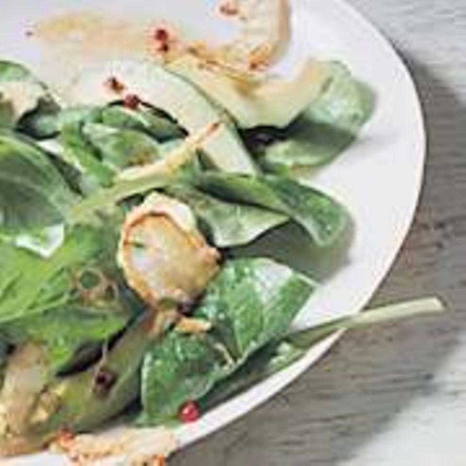 Spinat-Avocado-Salat mit Knoblauchscheiben