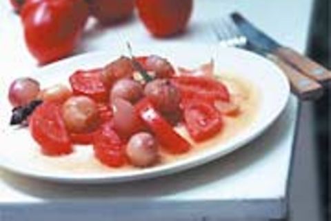 Tomatensalat mit geschmorten Portweinzwiebeln