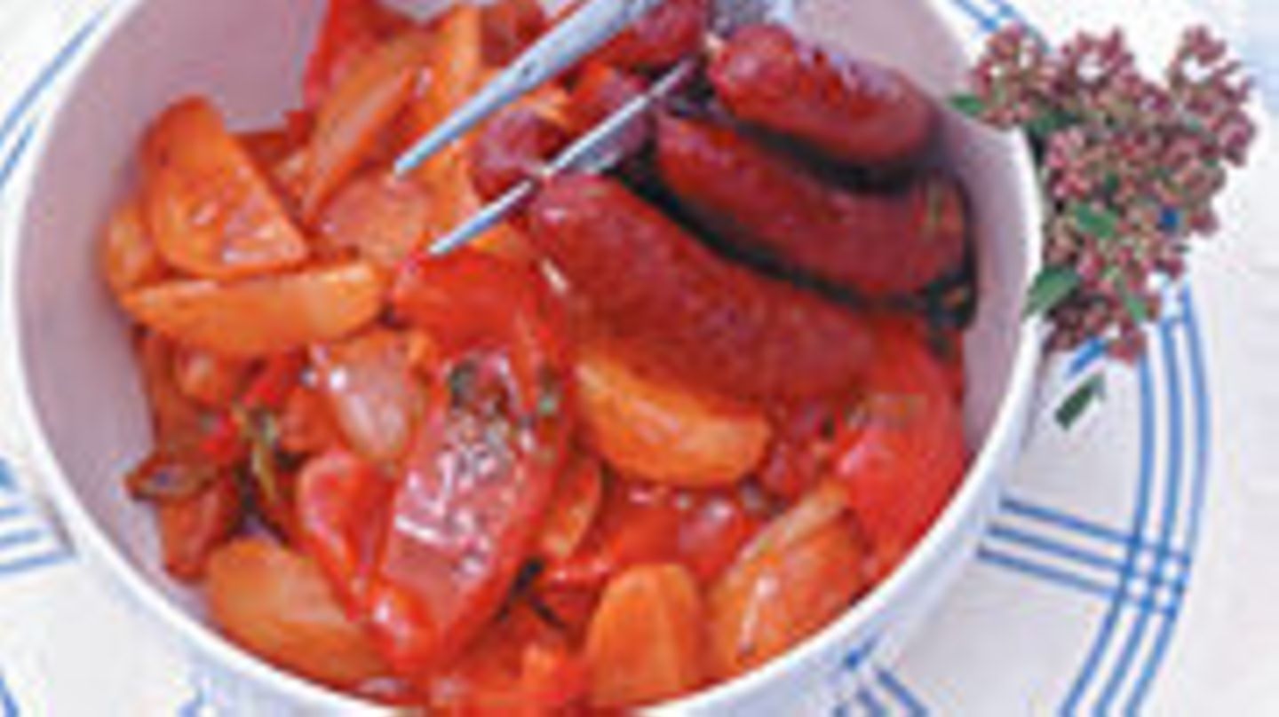 Kartoffel-Paprika-Gulasch mit Knoblauchwurst | BRIGITTE.de