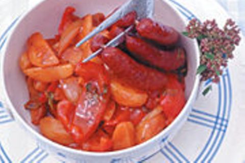 Kartoffel-Paprika-Gulasch mit Knoblauchwurst