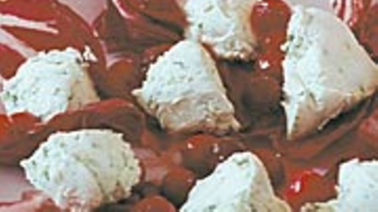 Frischkäsenocken auf Radicchio | BRIGITTE.de