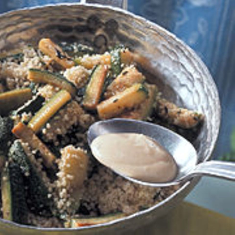 Kräuter-Couscous mit Zucchini und Limettensoße