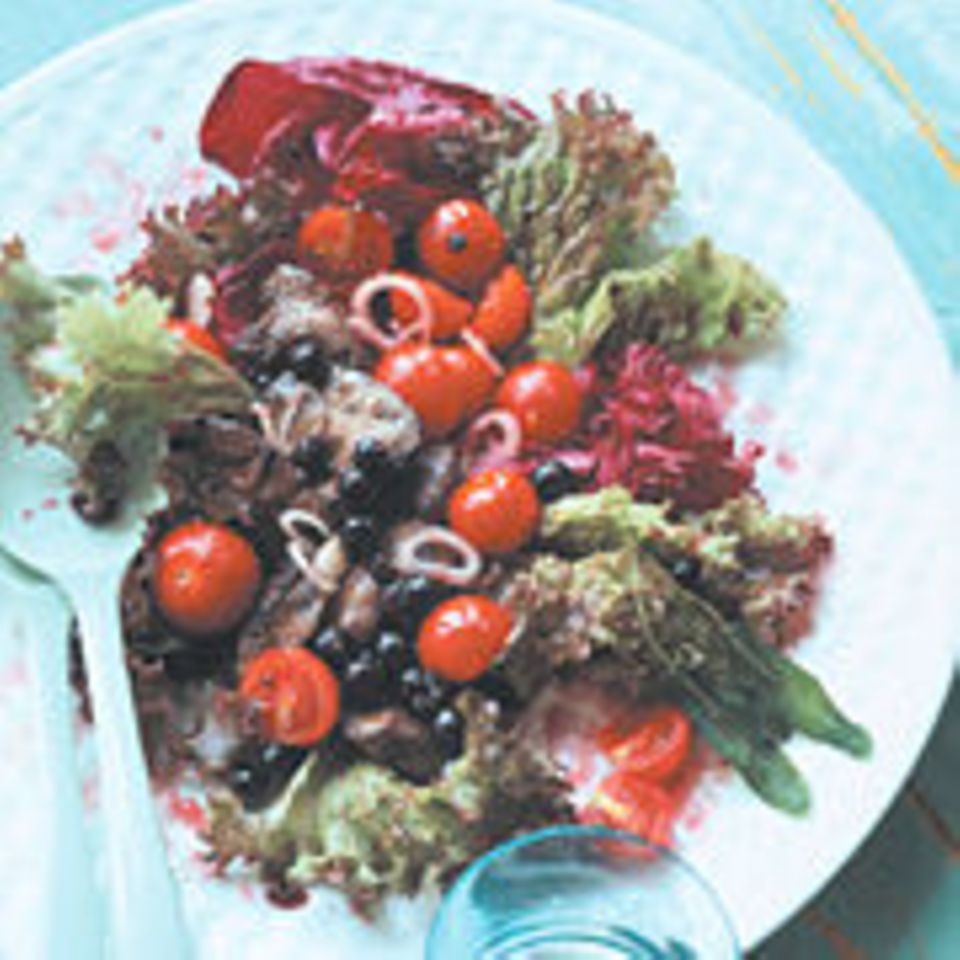 Geflügelleber mit schwarzen Johannisbeeren auf Salat