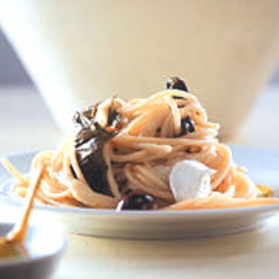 Spaghetti mit eingelegten Weinblättern und Mozzarella