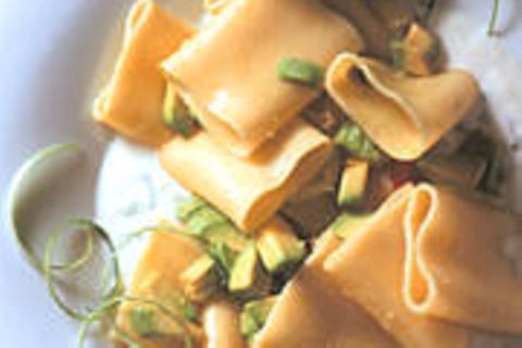 Paccheri mit Ingwer-Joghurt und scharfer Avocado