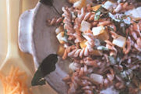 Vollkorn-Dinkel-Spirelli mit Kartoffel-Salbei-Dressing
