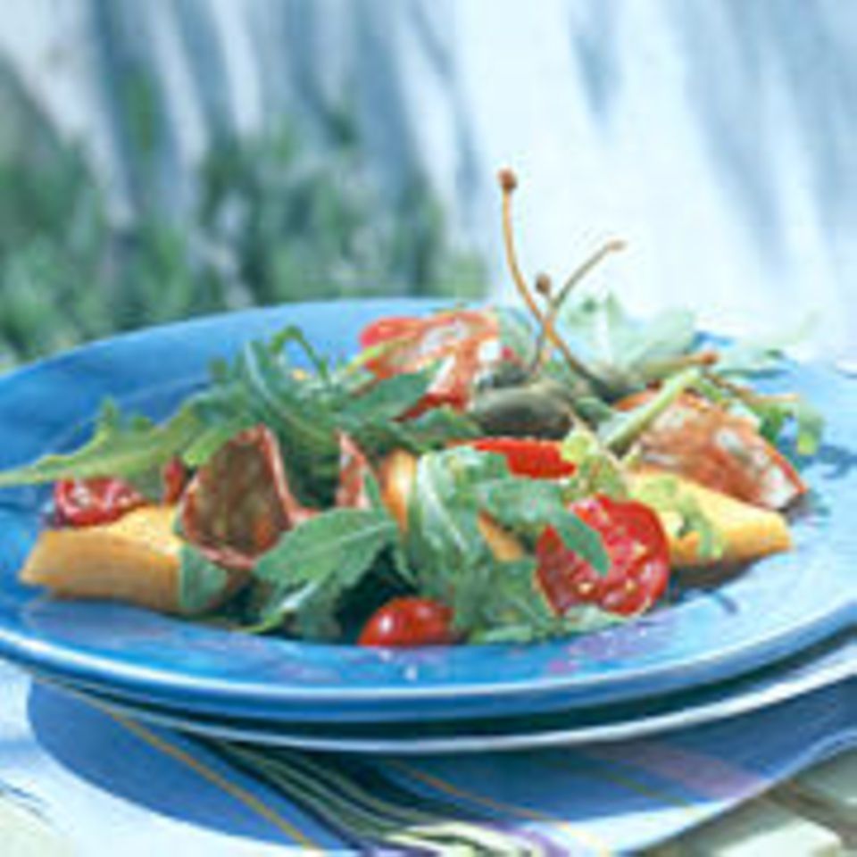 Polenta-Streifen mit Salat und Kapern