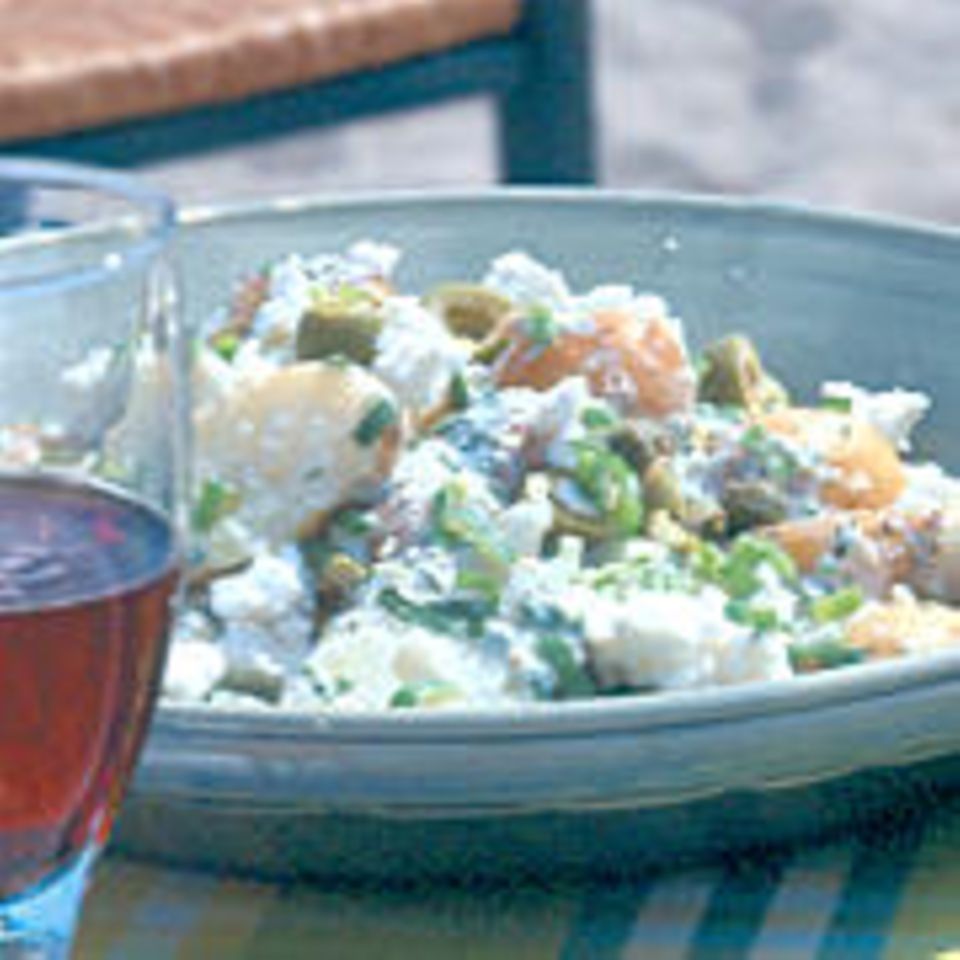 Kartoffelsalat mit Feta, Oliven und Kapern