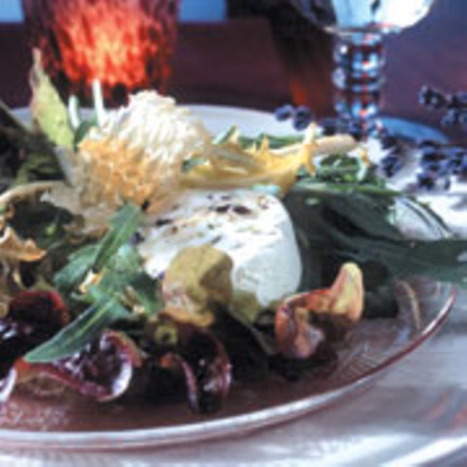 Blattsalat mit Ziegenkäse und Lavendel