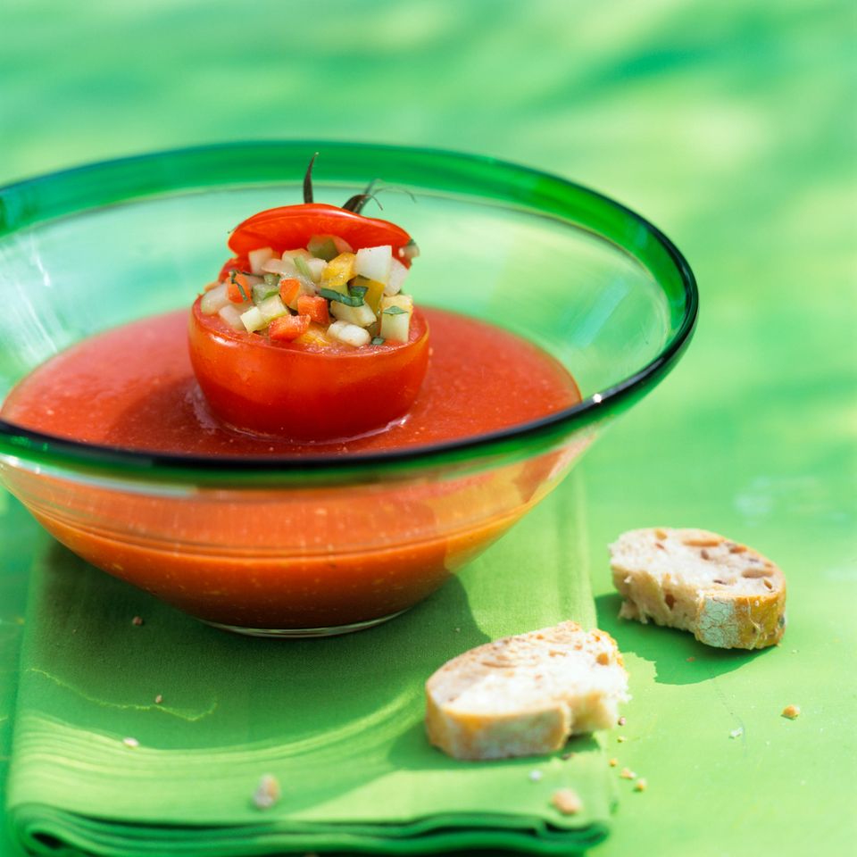 Gefüllte Tomaten mit Gazpacho