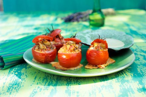 Tomaten, gefüllt mit provenzalischer Fischterrine