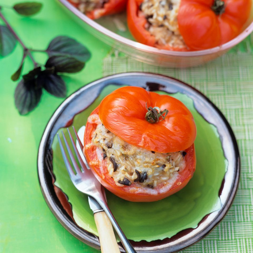 Tomaten mit Oliven-Risotto-Füllung