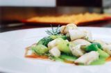 Calamari-Spargel-Salat auf Erbsencreme