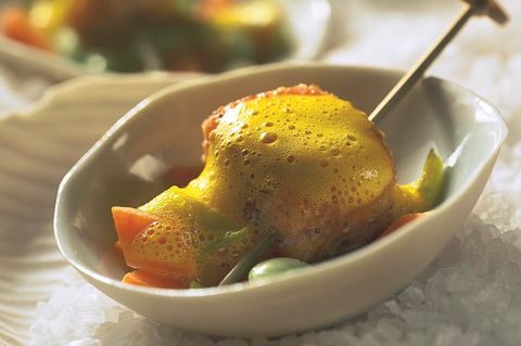 Lachs-Satay mit Karotten-Jus für den Sektempfang