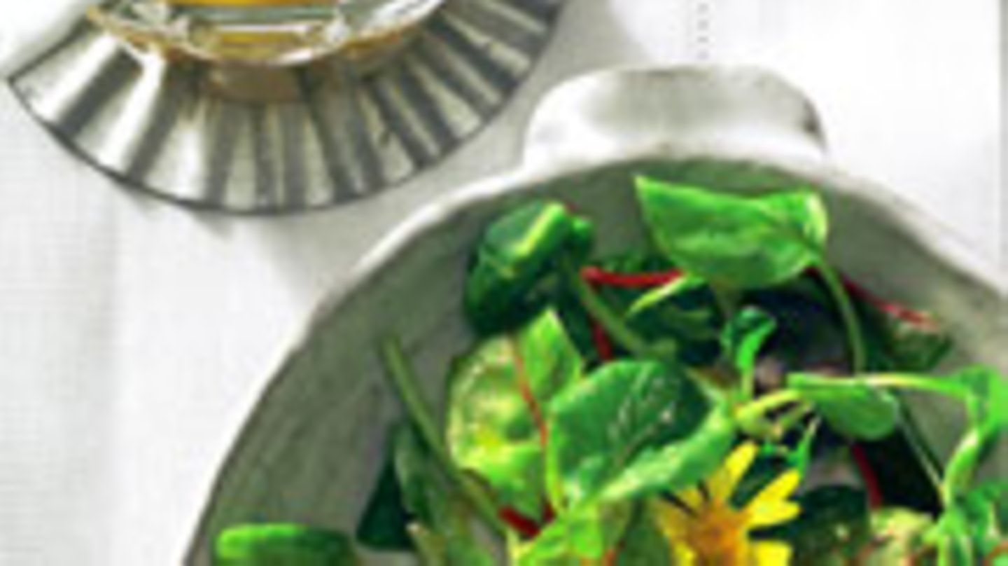 Blattsalat mit Orangen-Vinaigrette | BRIGITTE.de