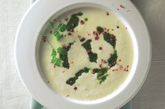 Spargel-Kartoffelsuppe mit Kerbelöl Spargel-Kartoffelsuppe mit Kerbelöl
